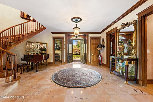 Interior, Piano